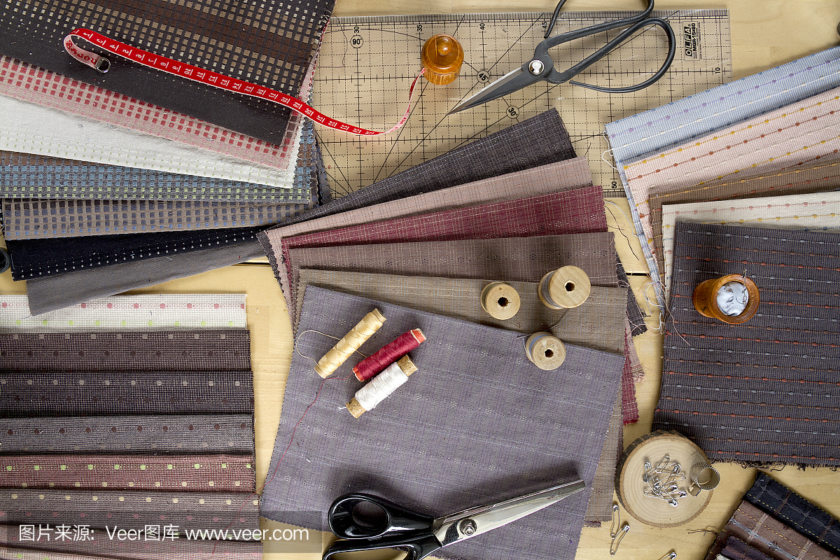 顶视图缝纫桌子与织物和用品的家庭装饰或绗缝工程