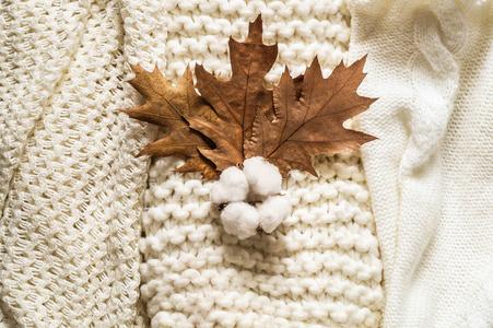 一堆秋叶编织的衣服,温暖的背景,针织品,文本的空间照片